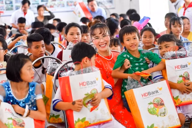 Tổng giám đốc Nguyễn Thị Phương Thảo dành tặng những phần quà ý nghĩa, thiết thực cho các em nhân ngày 1/6.