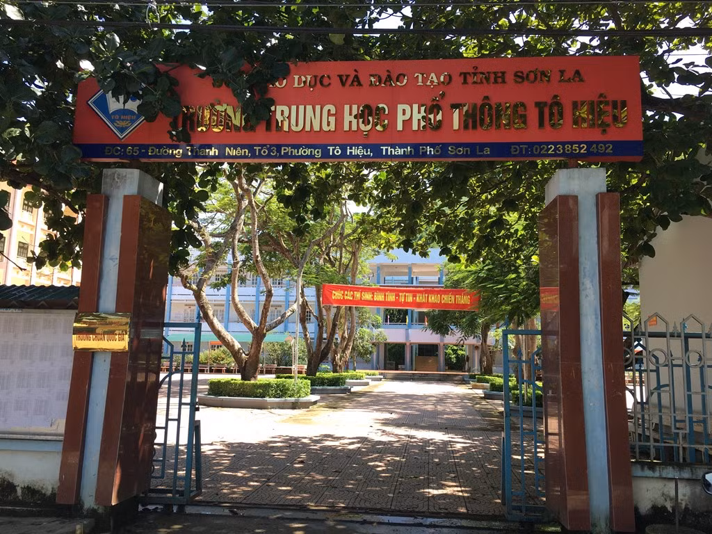 Tại điểm thi Trường trung học phổ thông Tô Hiệu (Sơn La) được phụ huynh, giáo viên phản ánh có nhiều điểm thi cao bất thường, đáng nói có nhiều thí sinh tự do điểm cao chót vót dù đã tốt nghiệp nhiều năm. Ảnh: Vũ Phương