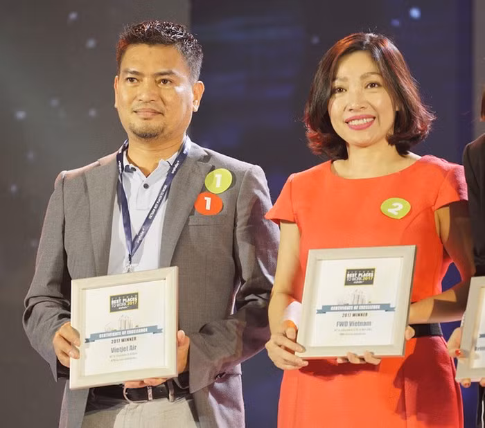 Cuối tháng 3/2018, đại diện Vietjet nhận kỷ niệm chương tôn vinh “Top 100 Nơi Làm Việc Tốt Nhất Việt Nam 2017”. Ảnh: Vietjet