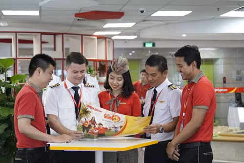 Ngoài thời gian làm nhiệm vụ phục vụ hành khách, phi công và tiếp viên của Vietjet cũng rất hào hứng đón chờ các trận đấu tại World Cup 2018. Ảnh: Vietjet