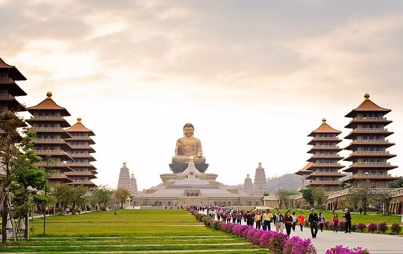Với kiến trúc hùng vĩ và là nơi thiết lập trường đại học Phật giáo của Đài Loan, Phật Quang Sơn Tự được mệnh danh là "kinh đô Phật giáo Đài Nam".
