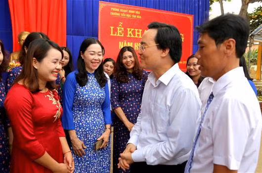 Nhân dịp kỷ niệm Ngày Nhà giáo Việt Nam 20/11, Bộ trưởng Phùng Xuân Nhạ gửi thư chúc mừng cán bộ, giáo viên, nhân viên đã và đang công tác trong ngành giáo dục. (Ảnh: moet.gov.vn) Nhân dịp kỷ niệm Ngày Nhà giáo Việt Nam 20/11, Bộ trưởng Phùng Xuân Nhạ gửi thư chúc mừng cán bộ, giáo viên, nhân viên đã và đang công tác trong ngành giáo dục. (Ảnh: moet.gov.vn)