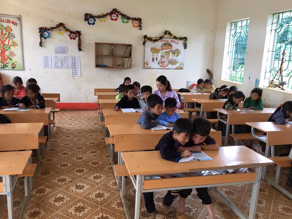 Theo cô Hoàng Thị Thỏa, đối với một vùng khó khăn như Lao Chải thì việc dạy học sinh đã khó, duy trì sĩ số lại càng khó hơn.(Ảnh nhân vật cung cấp) Theo cô Hoàng Thị Thỏa, đối với một vùng khó khăn như Lao Chải thì việc dạy học sinh đã khó, duy trì sĩ số lại càng khó hơn.(Ảnh nhân vật cung cấp)