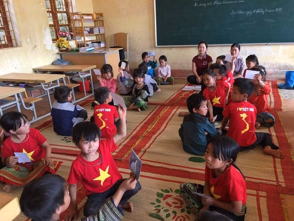 Trong những năm giảng dạy, cô Thỏa luôn kiên trì, nhẫn nại tìm tòi phương pháp giảng dạy để truyền đạt một cách dễ hiểu nhất những kinh nghiệm kiến thức của mình cho các em học sinh. (Ảnh nhân vật cung cấp) Trong những năm giảng dạy, cô Thỏa luôn kiên trì, nhẫn nại tìm tòi phương pháp giảng dạy để truyền đạt một cách dễ hiểu nhất những kinh nghiệm kiến thức của mình cho các em học sinh. (Ảnh nhân vật cung cấp)