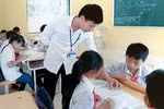 Thầy La Văn Quân hỗ trợ học sinh học tập trong giờ học toán lớp 8 (Ảnh nhân vật cung cấp)