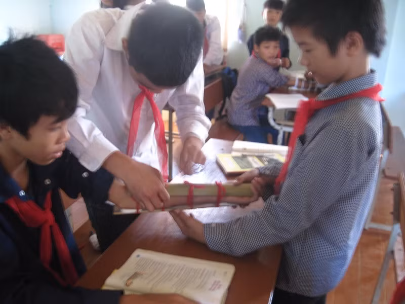 Học sinh trong tiết dạy của cô Thoa về thực hành băng bó vết thương gãy xương (Môn Sinh học 8) - Ảnh nhân vật cung cấp Học sinh trong tiết dạy của cô Thoa về thực hành băng bó vết thương gãy xương (Môn Sinh học 8) - Ảnh nhân vật cung cấp