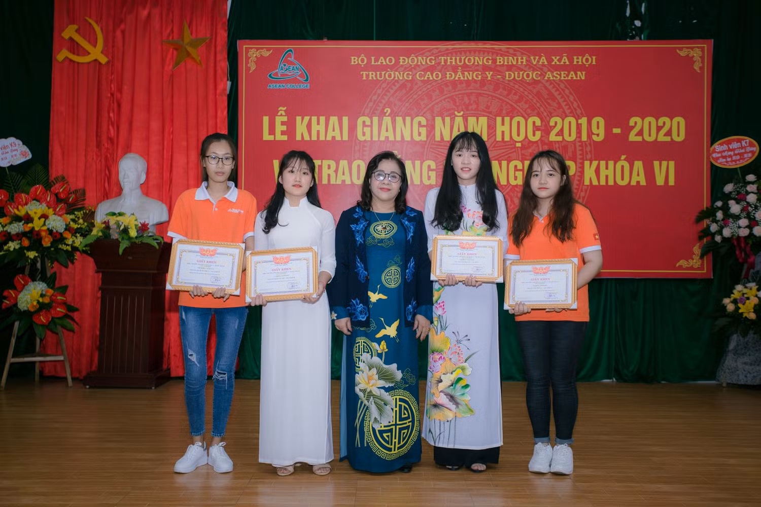 Thạc sĩ Trần Kim Phương- Chủ tịch hội đồng nhà trường trao phần thưởng cho thủ khóa, á khoa tuyển sinh đầu vào 2019 (Ảnh nhà trường cung cấp)