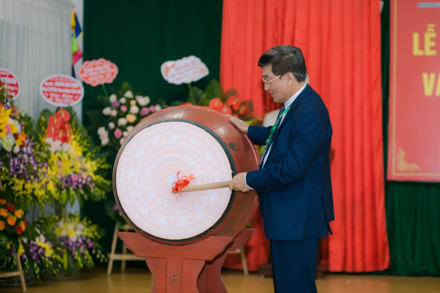 Dược sĩ chuyên khoa 1 Ngô Mạnh Trí - Hiệu trưởng Nhà trường đánh hồi trống khai giảng năm học mới 2019-2020 (Ảnh: Nhà trường cung cấp)