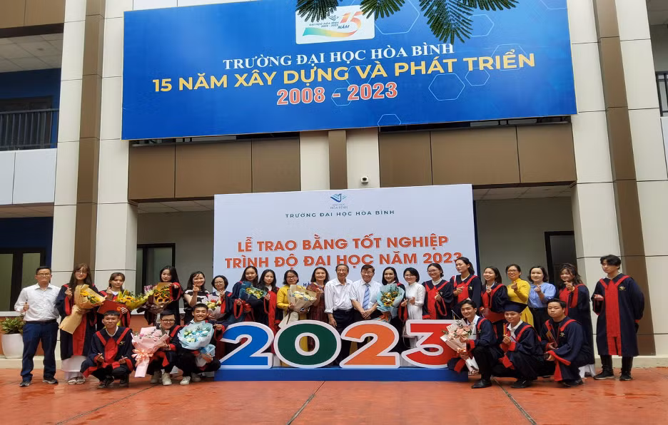 Hình ảnh Phó Giáo sư, Tiến sĩ Phan Túy – Trưởng Khoa Dược ( Nguyên Bí thư Đảng ủy, nguyên Phó Hiệu trưởng Trường Đại học Dược Hà Nội ), Tiến sĩ Vũ Thị Trâm- Phó Trưởng Khoa Dược ( Nguyên Trưởng Bộ môn Dược lực trường Đại học Dược Hà Nội ); Tiến sĩ khoa học Trần Văn Thanh ( Nguyên Trưởng Bộ môn Dược liệu trường Đại học Dược Hà Nội ) và các thầy cô chụp ảnh cùng sinh viên vào ngày lễ trao bằng tốt nghiệp Dược sĩ đại học. Ảnh: NVCC