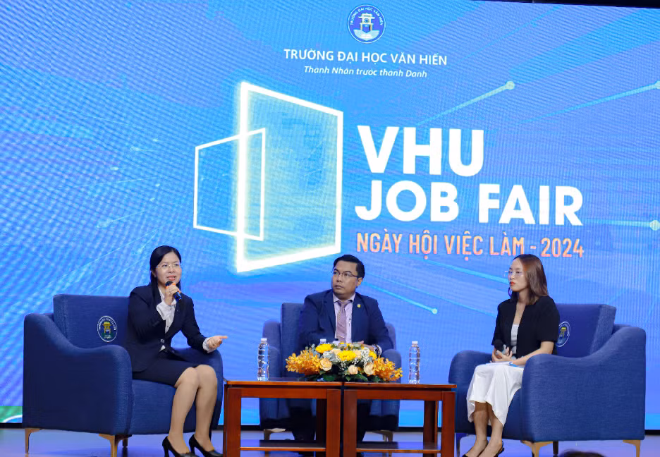 Phần Talkshow “Bí quyết chinh phục Nhà tuyển dụng” với sự tham dự khách mời là doanh nghiệp. Ảnh: NTCC