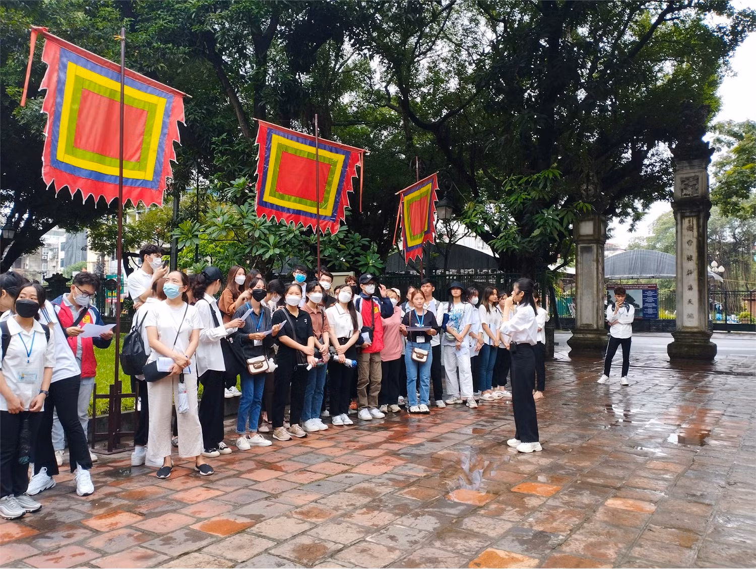 Các bạn sinh viên ngành Quản trị dịch vụ Du lịch và lữ hành hào hứng trong chuyến tham quan thực tế địa điểm du lịch. Ảnh: Website nhà trường