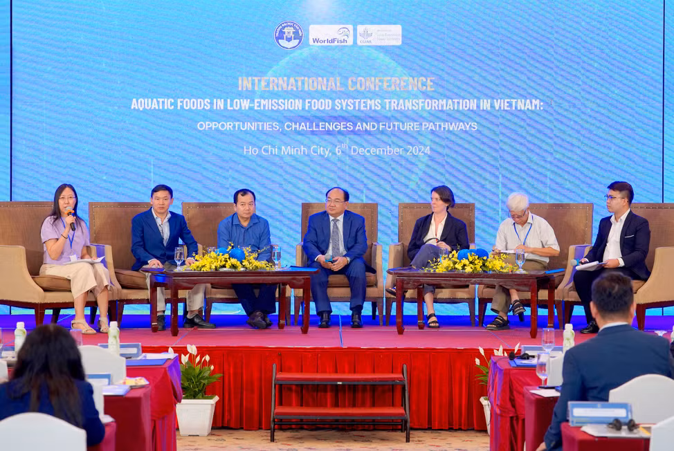 Hội thảo khoa học quốc tế với chủ đề “Thực phẩm thủy sản trong chuyển đổi hệ thống thực phẩm phát thải thấp ở Việt Nam: Cơ hội, thách thức và con đường tương lai”. Ảnh: NTCC
