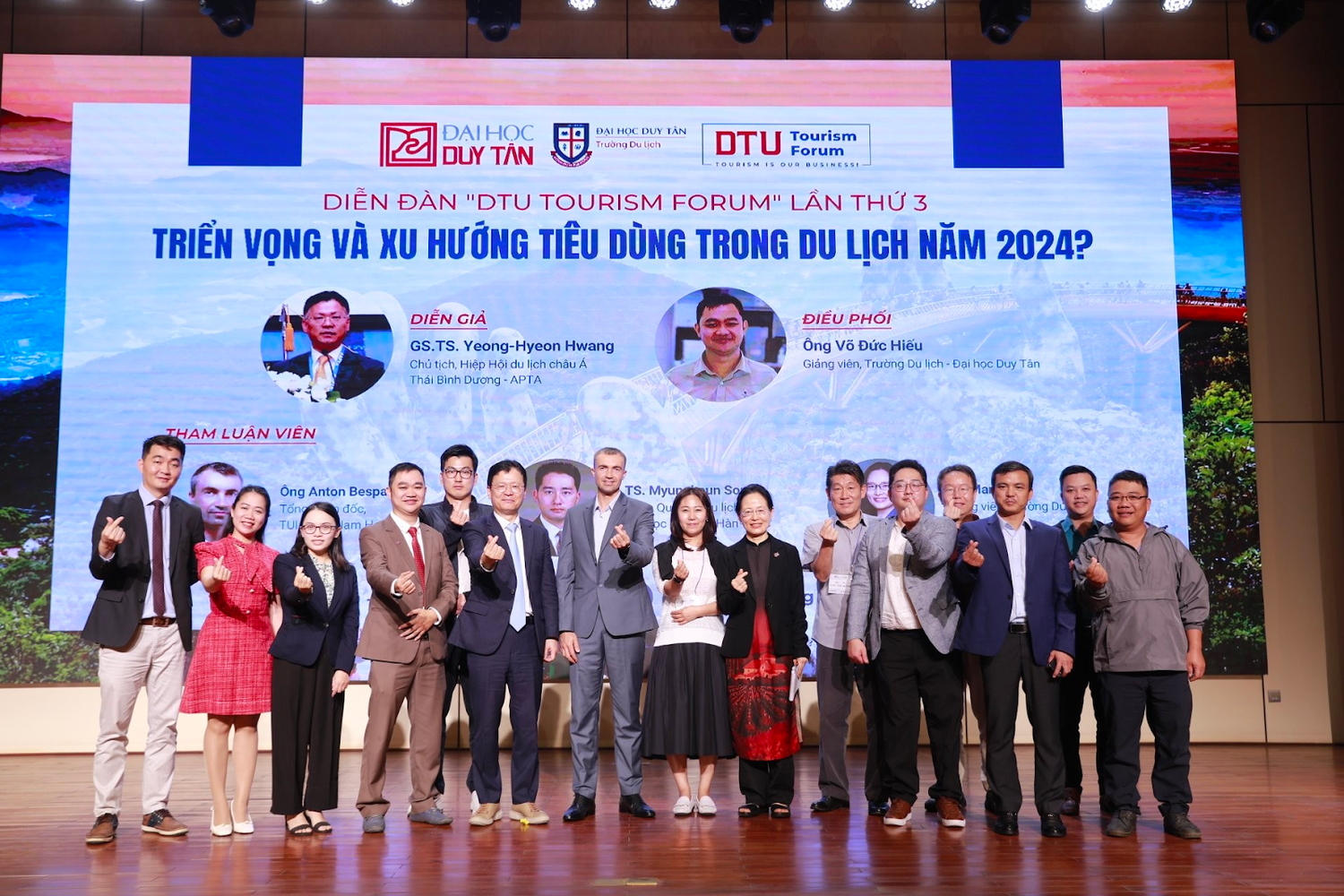 Diễn đàn "Triển vọng và xu hướng tiêu dùng trong du lịch năm 2024" do Trường Đại học Duy Tân tổ chức. Ảnh: NTCC.