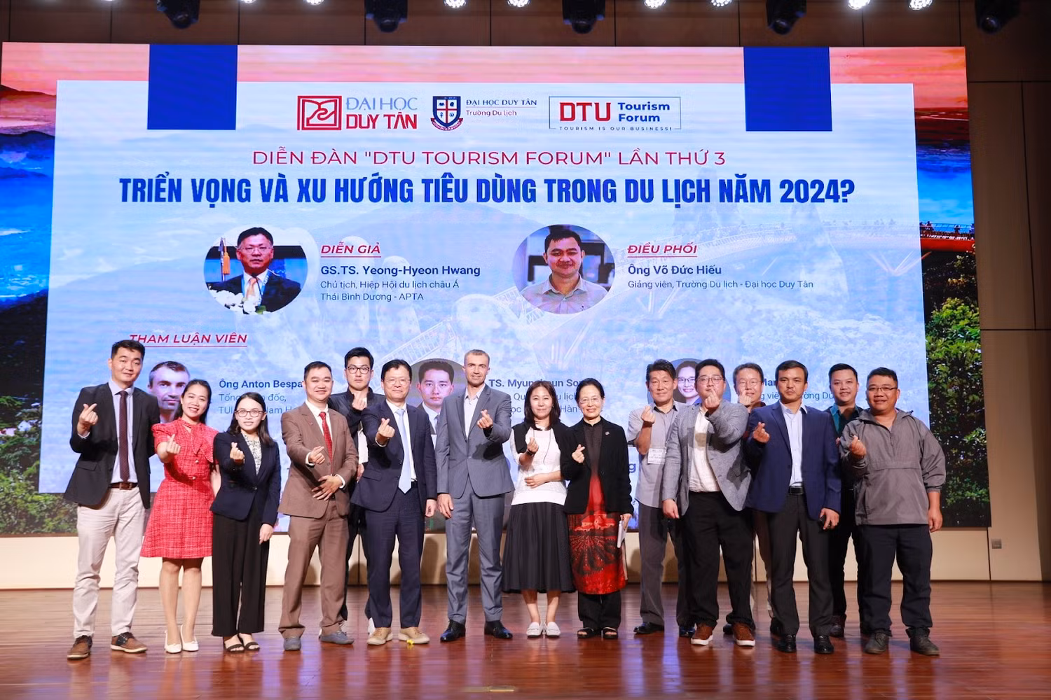 Diễn đàn "Triển vọng và xu hướng tiêu dùng trong du lịch năm 2024" do Trường Đại học Duy Tân tổ chức. Ảnh: NTCC.