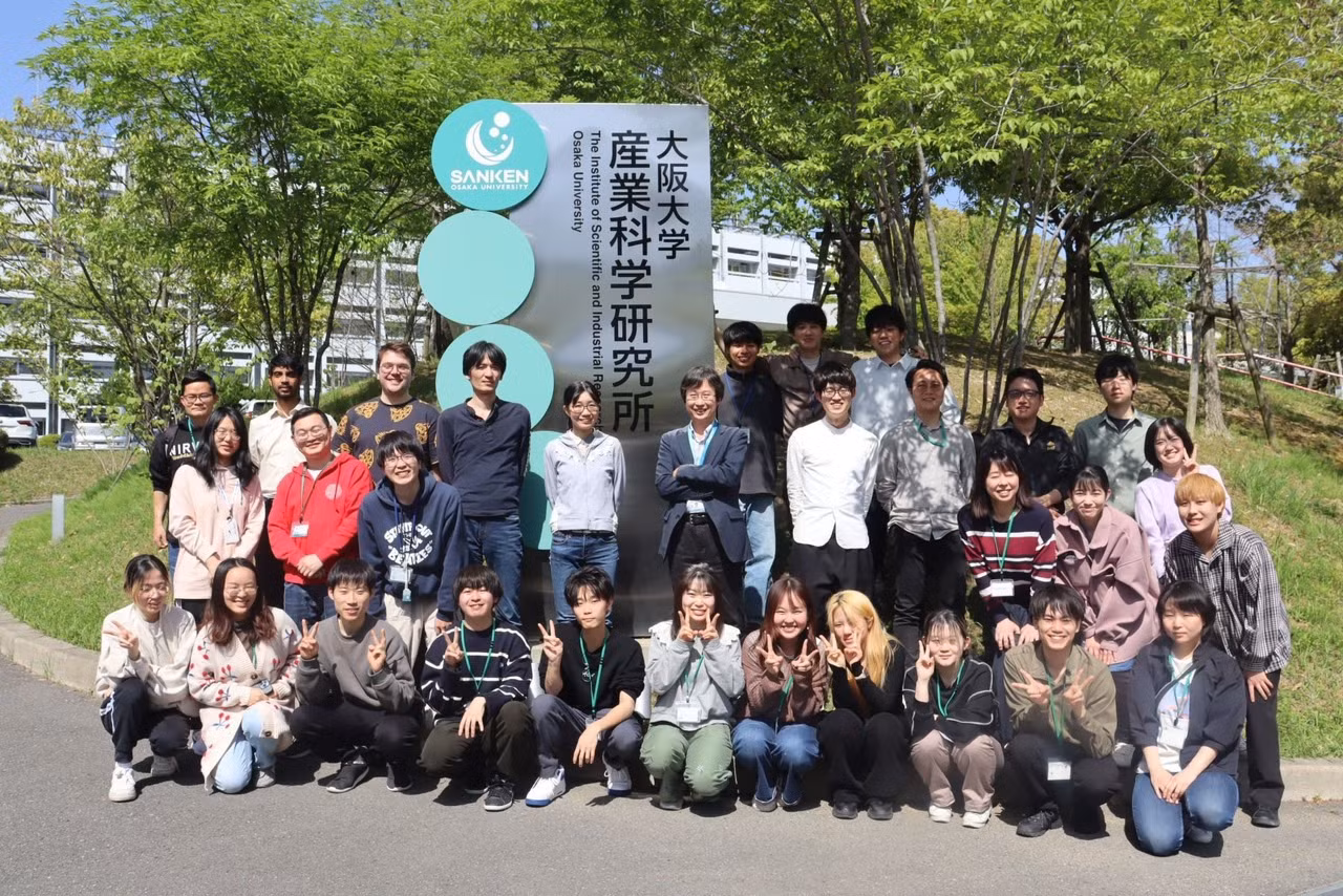 Thầy Vũ Đình Phóng tham gia học tập, nghiên cứu khoa học tại Lab Sanken - Trường Đại học Osaka- Nhật Bản (người đứng ngoài cùng bên trái). Ảnh: NVCC