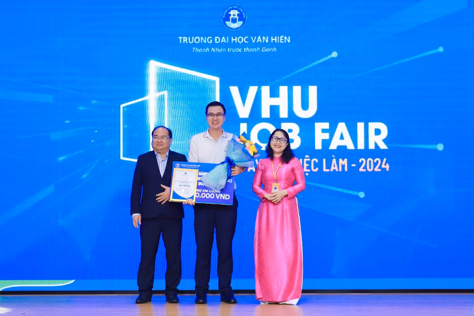 Lãnh đạo nhà trường đại diện nhận tài trợ học bổng từ doanh nghiệp. Ảnh: NTCC