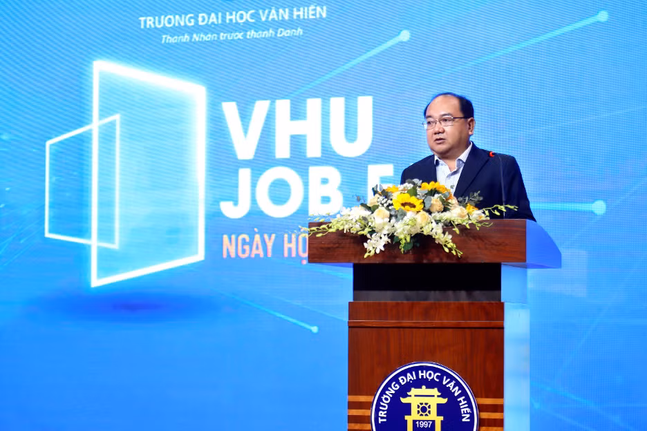 Phó Giáo sư, Tiến sĩ Nguyễn Minh Đức, Hiệu trưởng Trường Đại học Văn Hiến phát biểu tại lễ khai mạc Ngày hội việc làm 2024. Ảnh: NTCC