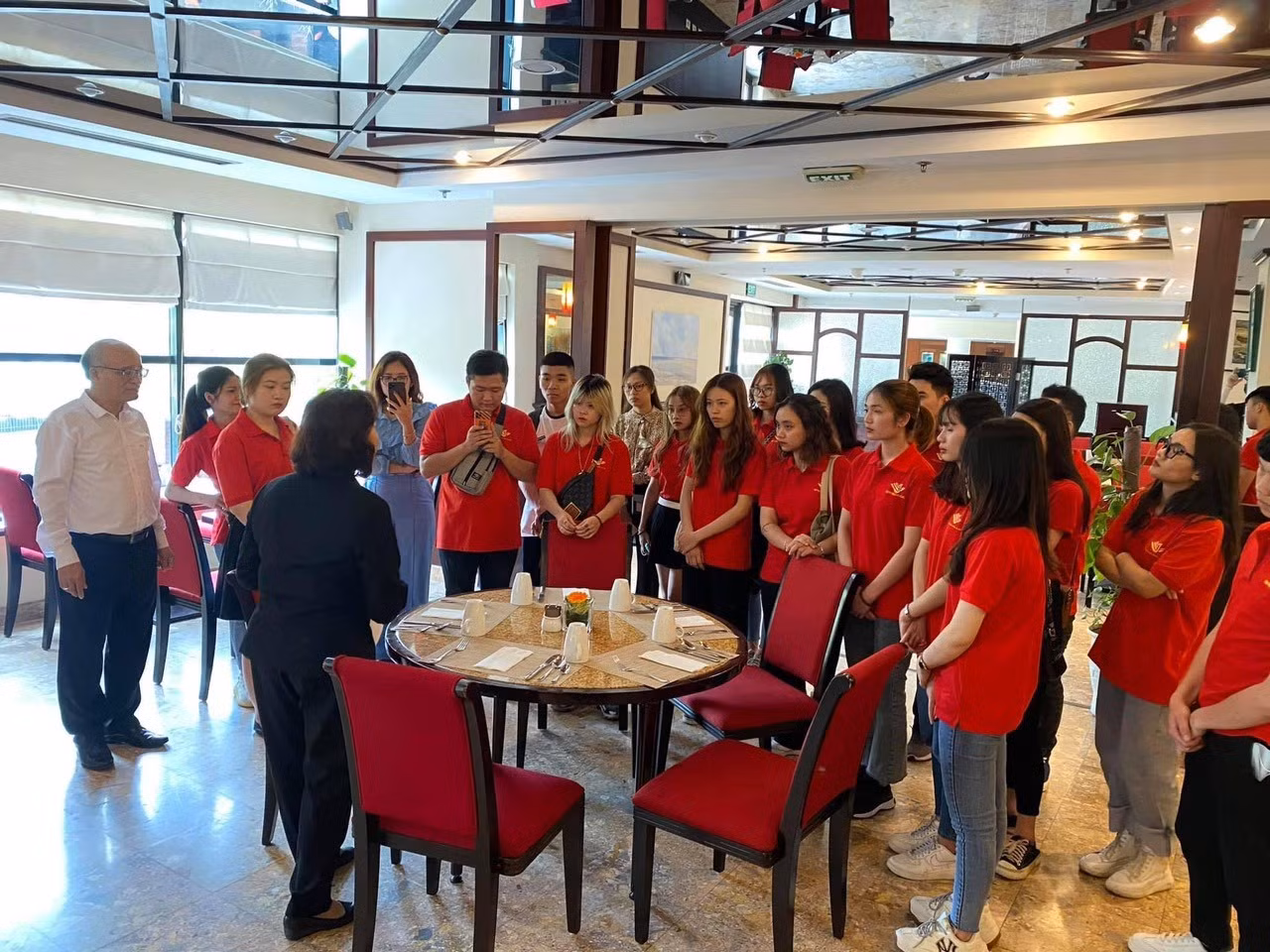 Sinh viên ngành Quản trị khách sạn, Trường Đại học Hòa Bình. Ảnh: NVCC