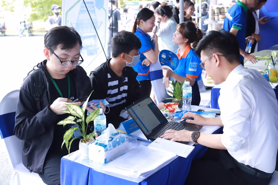 Các bạn sinh viên tham gia phỏng vấn, tìm hiểu thông tin trực tiếp tại gian hàng doanh nghiệp. Ảnh: NTCC