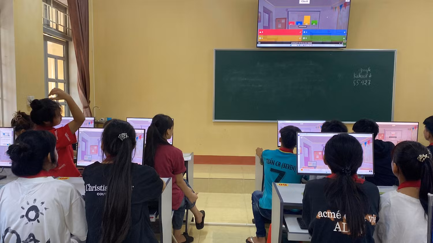 Cô giáo Đỗ Thùy Quyên trong giờ dạy tin học. Ảnh: NVCC
