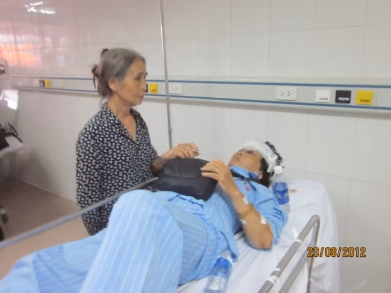 Người thân các nạn nhân đang lo lắng cho các nạn nhân bị thương