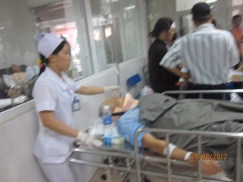 Các y, bác sĩ đang chữa trị cho các nạn nhân bị thương