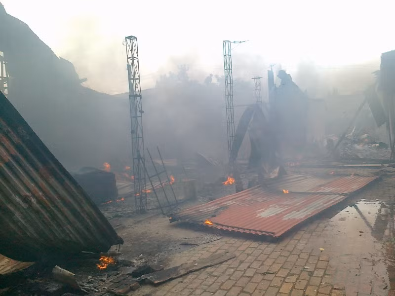 Ngọn lửa đã thiêu rụi hoàn toàn 1000 m2 nhà xưởng sán xuất.