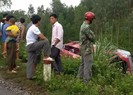 Rất đông người dân đã có mặt tại hiện trường sau khi vụ tai nạn xảy ra.