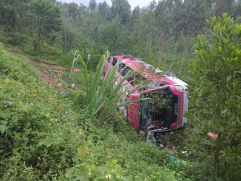 Nguyên nhân ban đầu có thể là do khi xảy ra tai nạn đoạn đường trên có mưa nên xe bị mất lái