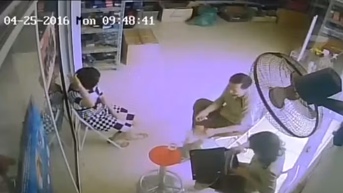 Nữ cán bộ nhanh chóng đưa vào cặp và gấp lại (ảnh cắt từ clip).