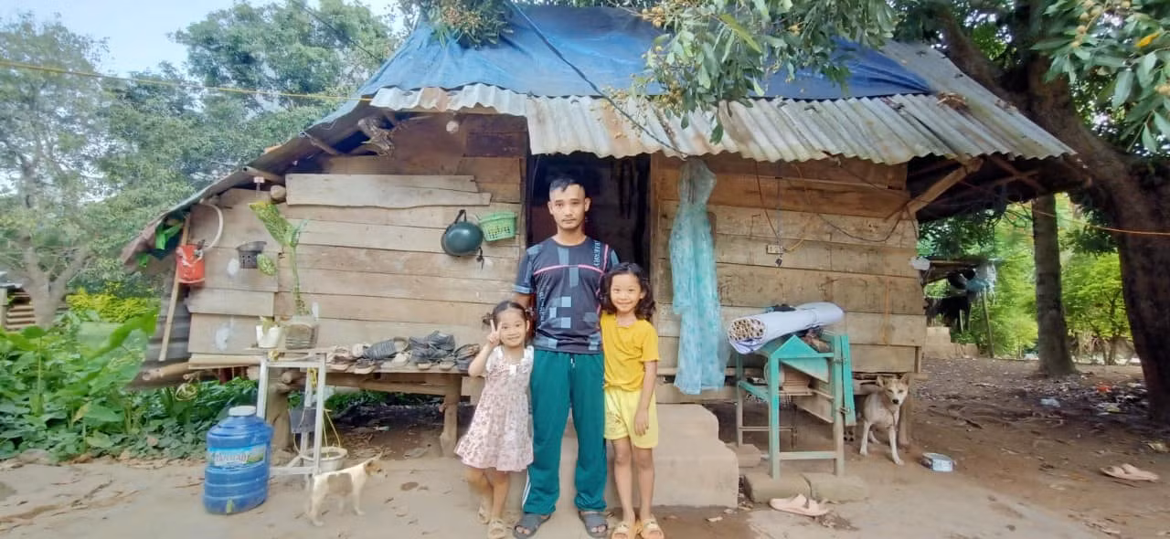 Thầy giáo Hồ Văn Hiếu bên căn nhà cùng với 2 con của mình. Ảnh: Cô giáo Nguyễn Thị Thuận chụp Thầy giáo Hồ Văn Hiếu bên căn nhà cùng với 2 con của mình. Ảnh: Cô giáo Nguyễn Thị Thuận chụp