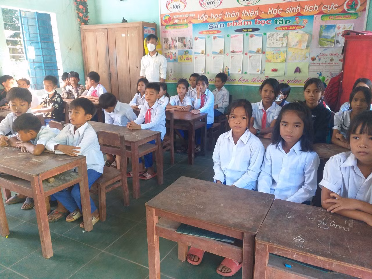 Thầy Hồ Văn Hiếu (đeo khẩu trang) trong lớp học ở bản 1 xã Thuận. Ảnh: Nhân vật cung cấp Thầy Hồ Văn Hiếu (đeo khẩu trang) trong lớp học ở bản 1 xã Thuận. Ảnh: Nhân vật cung cấp