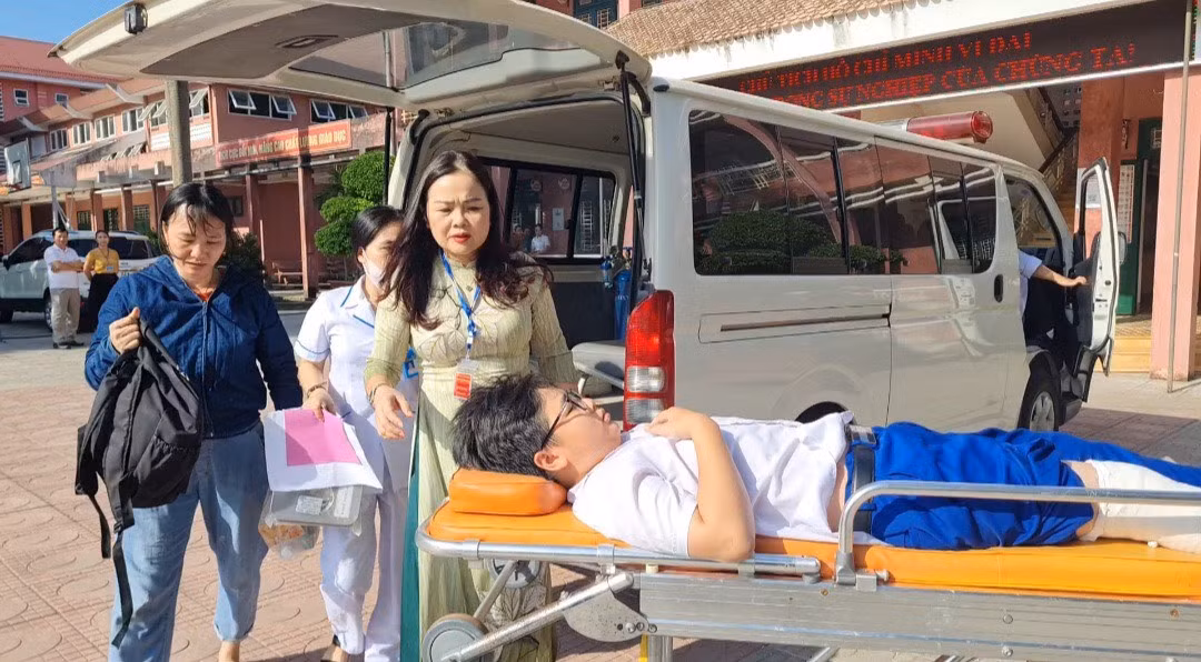 Giám đốc Sở Giáo dục và Đào tạo Quảng Trị hỗ trợ thí sinh không may bị tai nạn vào phòng thi. Ảnh: Sở Giáo dục và Đào tạo Quảng Trị