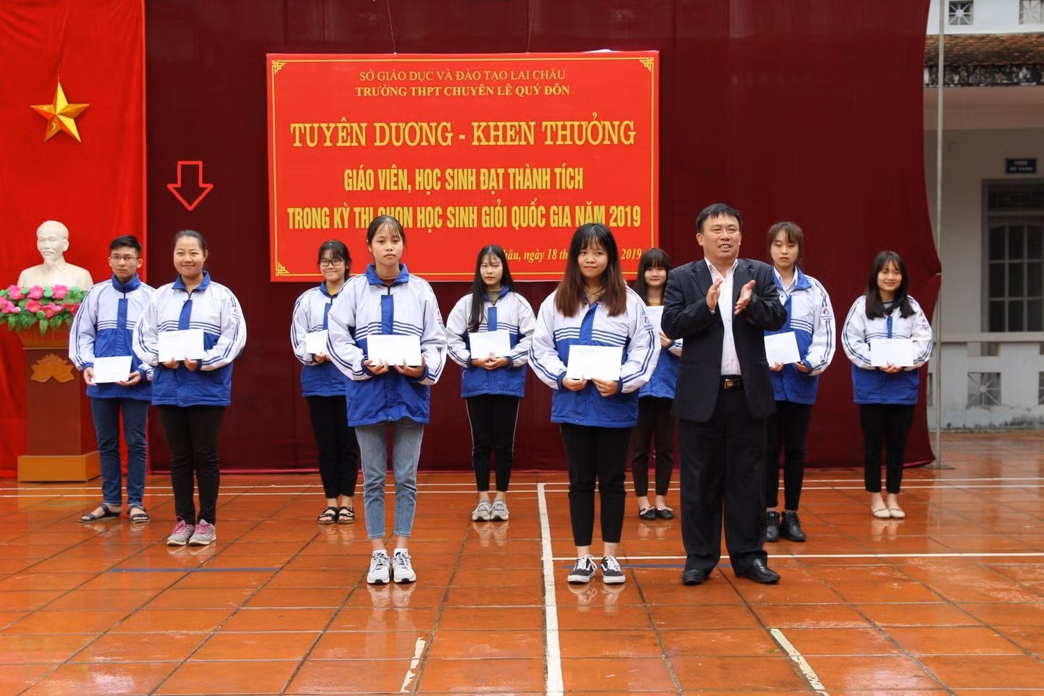 Với thành tích giải ba học sinh giỏi quốc gia môn Sử, Trần Khánh Huyền (thứ 2 từ trái sang) được Sở Giáo dục và Đào tạo tỉnh Lai Châu khen thưởng. Ảnh: NVCC.