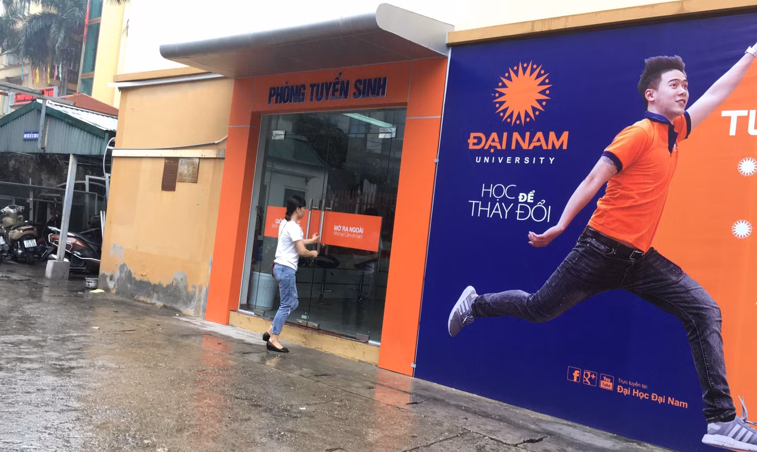 Trường đại học Đại Nam tuyển sinh văn bằng 2 tiếng Anh hệ đại học chính quy theo kiểu cứ nộp là đỗ. Ảnh: Vũ Phương. Trường đại học Đại Nam tuyển sinh văn bằng 2 tiếng Anh hệ đại học chính quy theo kiểu cứ nộp là đỗ. Ảnh: Vũ Phương.