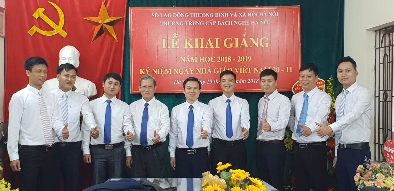 Ông Nguyễn An Thuyên, Hiệu trưởng Trường trung cấp Bách nghệ Hà Nội (đứng giữa) và ông Hà Văn Vẻ (bên phải ông Thuyên). Ảnh: Trường trung cấp Bách nghệ Hà Nội.