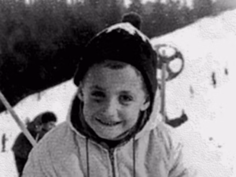 Nicolas Sarkozy Nicolas Sarkozy sinh ngày 28 tháng 1 năm 1955. Nicolas Sarkozy là con trai của một di dân Hungary, mang hai dòng máu Pháp và Do Thái.Từ thời niên thiếu, Sarkozy cảm thấy tự ti trong giao tiếp với bạn học thuộc các gia đình giàu có (chiều cao của Sarkozy chỉ có 165 cm). Nicolas Sarkozy khẳngđịnh rằng ông không thích tuổi thơ của mình. Nicolas Sarkozy Nicolas Sarkozy sinh ngày 28 tháng 1 năm 1955. Nicolas Sarkozy là con trai của một di dân Hungary, mang hai dòng máu Pháp và Do Thái.Từ thời niên thiếu, Sarkozy cảm thấy tự ti trong giao tiếp với bạn học thuộc các gia đình giàu có (chiều cao của Sarkozy chỉ có 165 cm). Nicolas Sarkozy khẳngđịnh rằng ông không thích tuổi thơ của mình.