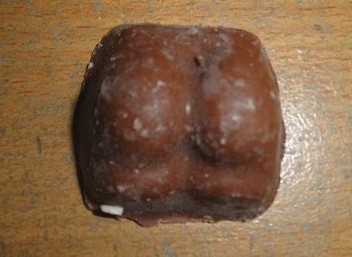 Socola hình... mông.