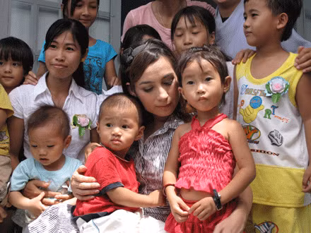 Có rất nhiều con nuôi, nhưng Phi Nhung vẫn chưa có đứa con của riêng mình. “Chưa thấy ai để có thể xứng đáng làm cha của con mình (cười giòn). Đùa vậy chứ Phi Nhung không nghĩ tới, cũng tùy thôi, có duyên thì có, không thì thôi vậy. Những đứa con hiện nay cũng đã chiếm hết thời gian của Phi Nhung rồi. Con ruột ư, thôi để kiếp sau vậy” – Nữ ca sĩ thổ lộ.