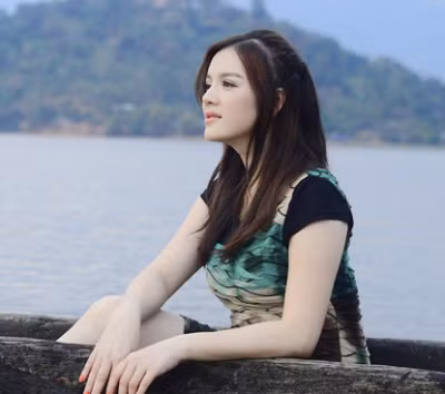 Đây là những hình ảnh Lý Nhã Kỳ chụp ở hồ Lak (Tây Nguyên), trên chiếc thuyền độc mộc.