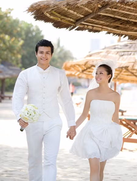 Trải qua những ngày tháng sóng gió, siêu mẫu Vĩnh Thụy đã trở lại với bộ hình mới có tên gọi Ngày hạnh phúc chụp cùng Tuyết Ngọc (cô người mẫu từng phải đối mặt với nghi án là người thứ ba liên quan đến hạnh phúc của gia đình ca sĩ Lam Trường) tại một resort tại Nha Trang để thể hiện hình ảnh một cặp tình nhân đang có những phút giây thăng hoa trong ngày vui trọng đại... (Theo Vnmedia)