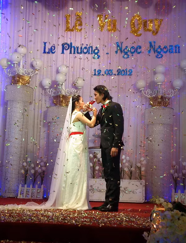 Lễ cưới của Lê Phương và Quách Ngọc Ngoan vừa diễn ra trưa nay tại nhà hàng Uyên Ương, thị xã Trà Vinh.