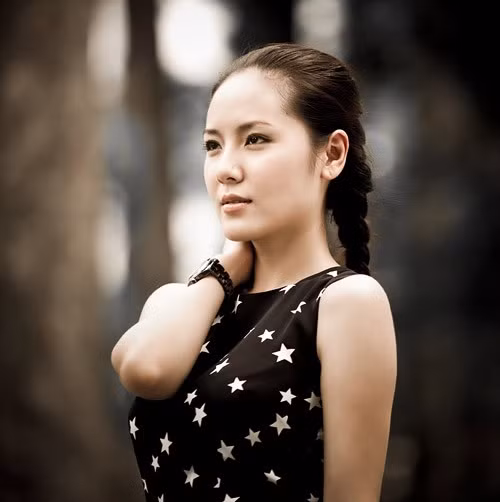 Trước tin đồn lộ clip sex, nữ ca sĩ Phương Linh tỏ ra bình thản khẳng định: “Tôi không muốn trả lời những tin đồn đại trên mạng, tôi đang có rất nhiều việc để làm nên không thể nào cứ quan tâm tới những thông tin kiểu đó". Trong thời buổi mạng xã hội tràn ngập như hiện nay, lời phát ngôn chính danh của Phương Linh cùng với phong cách sống, làm việc bấy lâu của cô rõ ràng đáng tin cậy hơn những tin đồn mà trong phút chốc có thể biến không thành có.