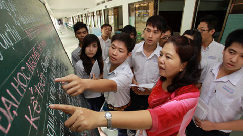 Cô Huỳnh Thị Bích Vân, cán bộ học vụ Trường THPT Nguyễn An Ninh, Q.10, TP.HCM, hướng dẫn học sinh lớp 12 cách ghi hồ sơ đăng ký dự thi ĐH, CĐ năm 2012 - Ảnh: Như Hùng Cô Huỳnh Thị Bích Vân, cán bộ học vụ Trường THPT Nguyễn An Ninh, Q.10, TP.HCM, hướng dẫn học sinh lớp 12 cách ghi hồ sơ đăng ký dự thi ĐH, CĐ năm 2012 - Ảnh: Như Hùng