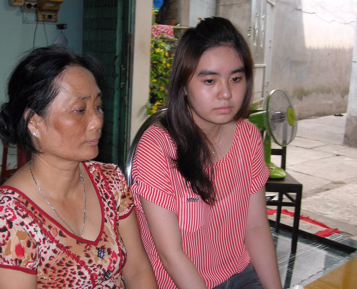 Xuân Thùy và mẹ mặt buồn rười rượi khi nghe chuyện cô bị trả vì mất trinh, xuất hiện trên clip sex. Xuân Thùy và mẹ mặt buồn rười rượi khi nghe chuyện cô bị trả vì mất trinh, xuất hiện trên clip sex.