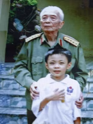 Bức ảnh cậu bé Hoàng Thân chụp chung với Đại tướng Võ Nguyên Giáp năm 2005, sau khi đoạt giải đặc biệt cuộc thi sáng tạo trẻ toàn quốc (ảnh chụp lại).