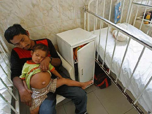 Bé trai Isbac và cha tại bệnh viện Las Mercedes hôm 28/1. Ảnh: AP