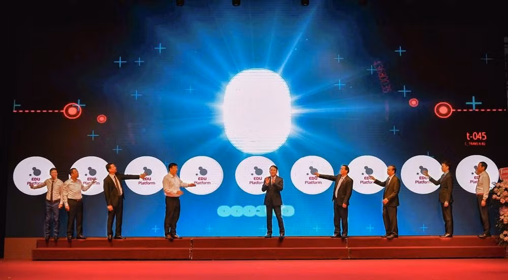 Lãnh đạo thành phố Hải Phòng, Sở Giáo dục và Đào tạo nhấn nút khai trương trục tích hợp chia sẻ dữ liệu ngành giáo dục (Ảnh: Lã Tiến)