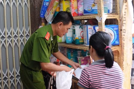 Công an khám nghiệm hiện trường