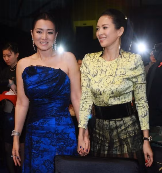 Chương Tử Di và Củng Lợi Một điều khiến Chương Tử Di ghét nhất và cũng “sợ hãi” nhất là những lời so sánh cô với Củng Lợi. Còn Củng Lợi cũng chẳng ưa gì cô gái mới ra trường đang “ngấp nghé” thay vị trí của cô. “Đàn em mãi chỉ là đàn em. Dù tôi có già đi thì những gì tôi cống hiến được là không thể phủ nhận”, Củng Lợi nói. Chương Tử Di và Củng Lợi Một điều khiến Chương Tử Di ghét nhất và cũng “sợ hãi” nhất là những lời so sánh cô với Củng Lợi. Còn Củng Lợi cũng chẳng ưa gì cô gái mới ra trường đang “ngấp nghé” thay vị trí của cô. “Đàn em mãi chỉ là đàn em. Dù tôi có già đi thì những gì tôi cống hiến được là không thể phủ nhận”, Củng Lợi nói.